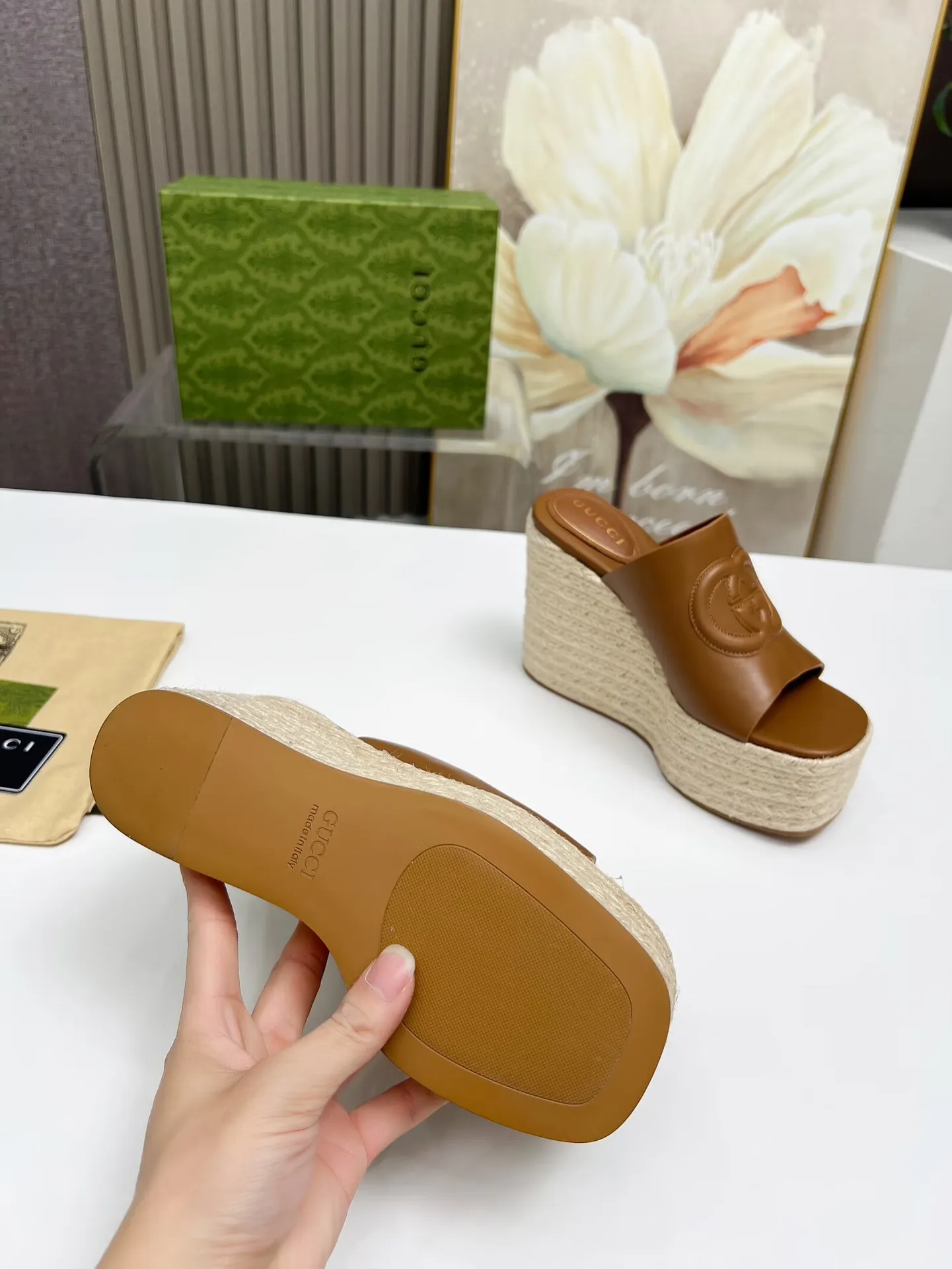 👟👟Ex-factory price 460👟👟 Gucci's new slippers, fashionable, high-end and full of personality✅ Very stable, comfortable and durable for daily use, convenient and unique for daily matching, a must-have classic for summer, the upper is made of GUCCI brand stitching Fabric: cowhide Lining/foot pad: sheepskin Water platform height: 11cm Color: black, white, brown Code number: 35-42 (41 and 42 need to be customized) Packaging: Comes with cloth bag and card.